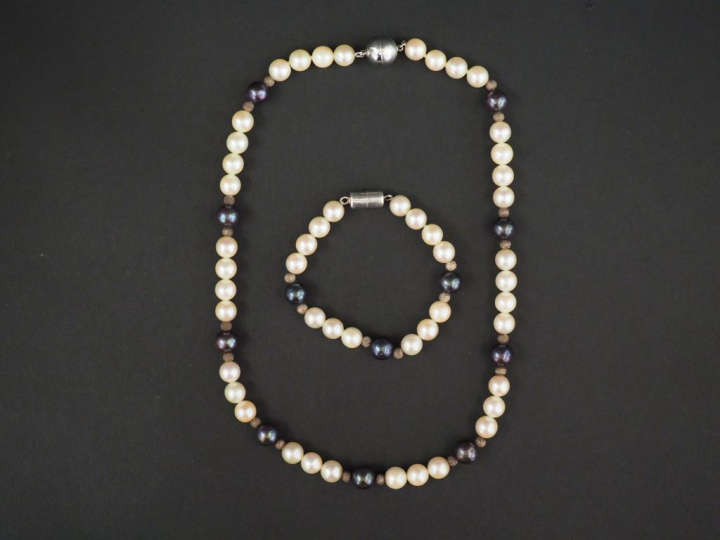 Parure en perles de culture. Comprenant :  - un collier - un bracelet