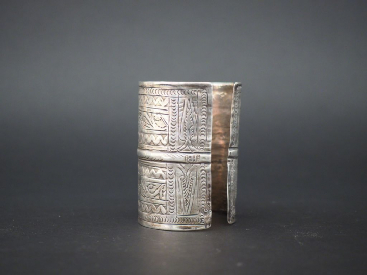 Bracelet manchette de style Afrique du Nord en argent. Poids. 92 g