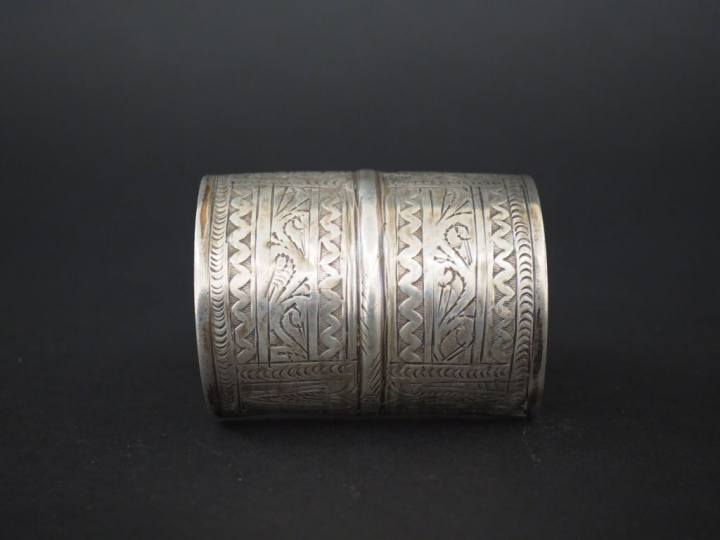 Bracelet manchette de style Afrique du Nord en argent. Poids. 92 g
