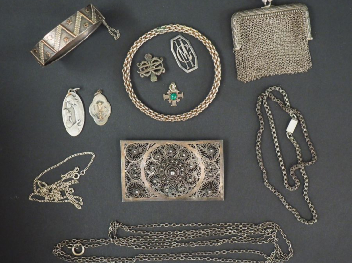 Ensemble de bijoux en argent, comprenant :  - une broche, à décor ajou