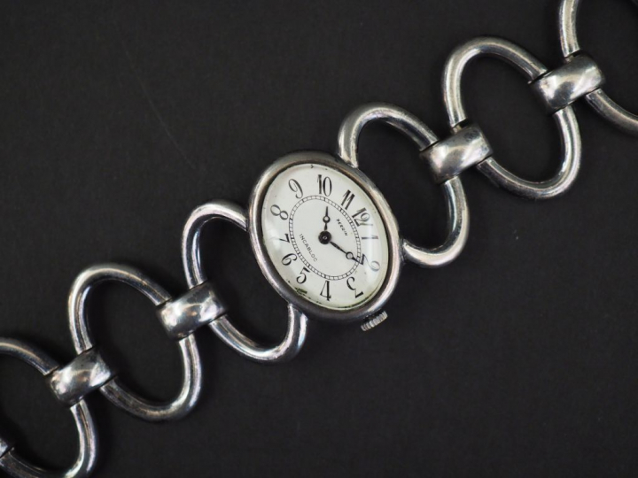PERRIN. Montre bracelet de dame en argent 800 millièmes.  Long. 16,5 c