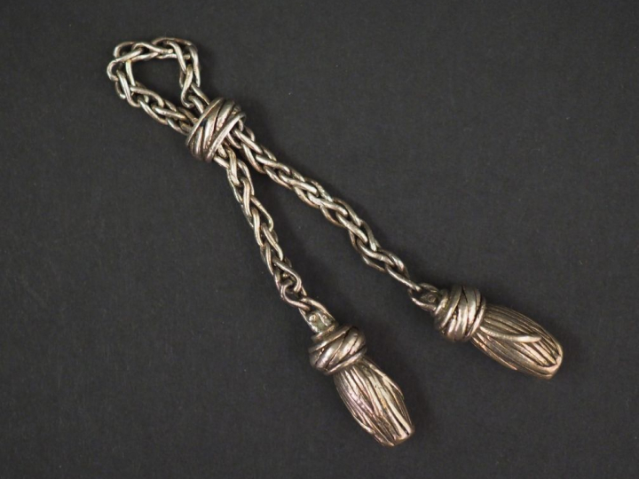 HERMES Porte clé en argent , à décor de pompons. Signé. Poids. 19,99 g