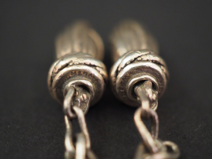 HERMES Porte clé en argent , à décor de pompons. Signé. Poids. 19,99 g