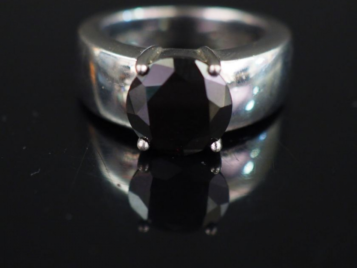 TI SENTO. Bague en argent, sertie en son centre d'une pierre noire. Si