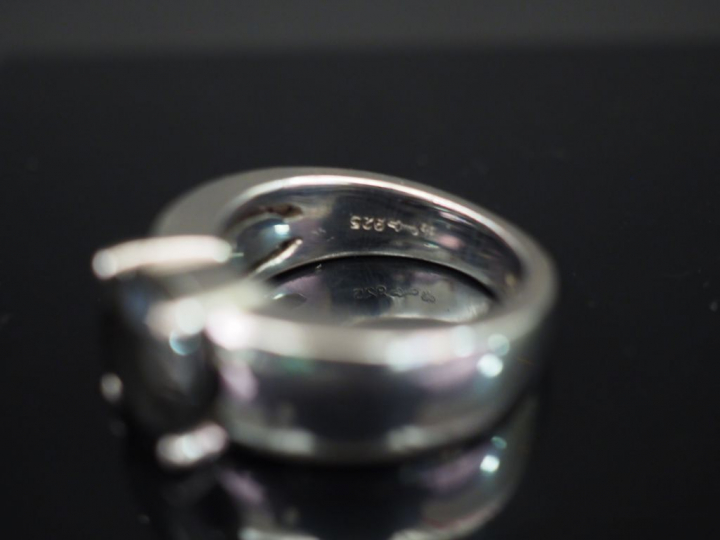 TI SENTO. Bague en argent, sertie en son centre d'une pierre noire. Si