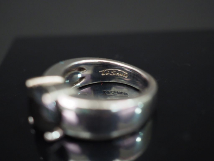 TI SENTO. Bague en argent, sertie en son centre d'une pierre noire. Si