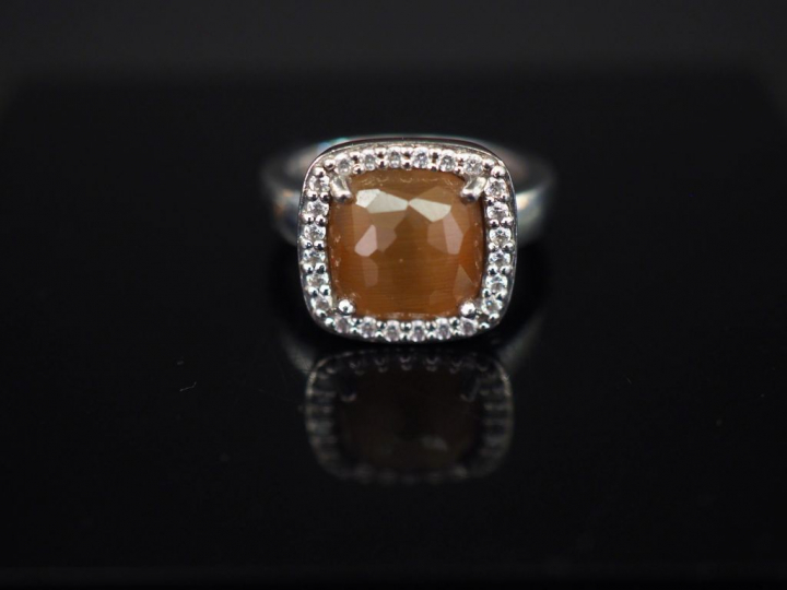 TI SENTO. Bague en argent, sertie en son centre d'une pierre fantaisie