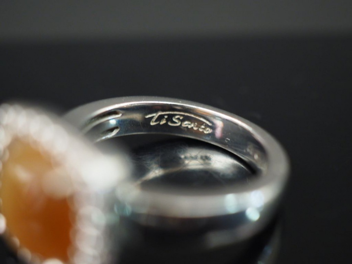 TI SENTO. Bague en argent, sertie en son centre d'une pierre fantaisie