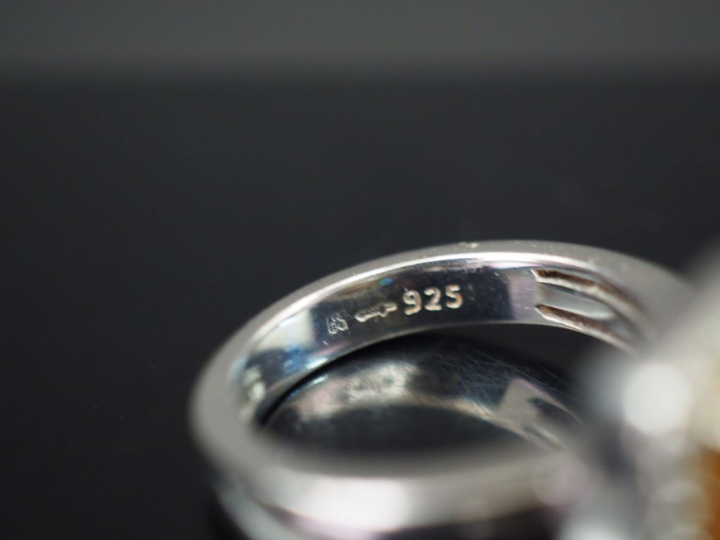 TI SENTO. Bague en argent, sertie en son centre d'une pierre fantaisie