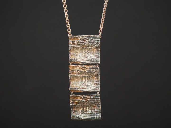 Pendentif articulé composé de trois médaillons carrés et sa chaine en 