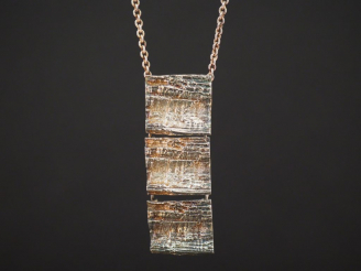 Vente aux enchères Pendentif articulé composé de trois médaillons carrés et sa chaine en 