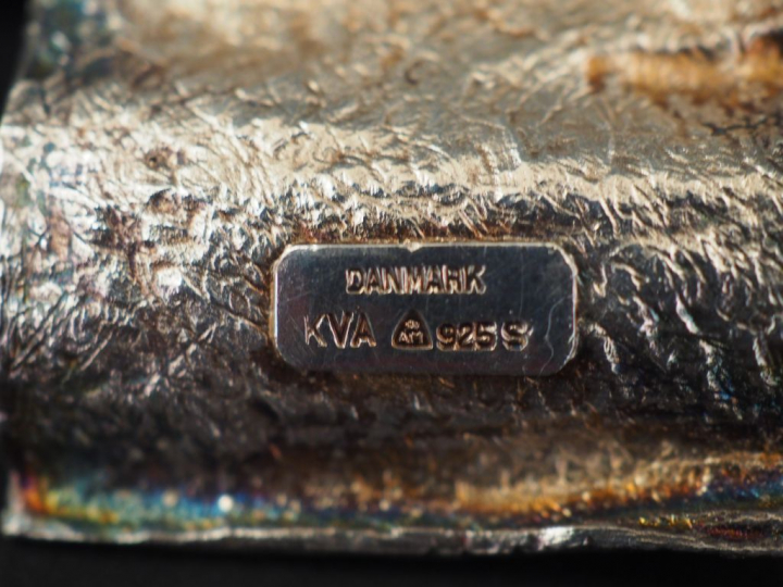 Pendentif articulé composé de trois médaillons carrés et sa chaine en 