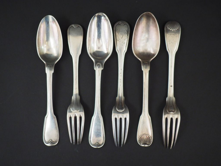 Ensemble comprenant :  - un couvert XVIIIème en argent, modèle à doubl