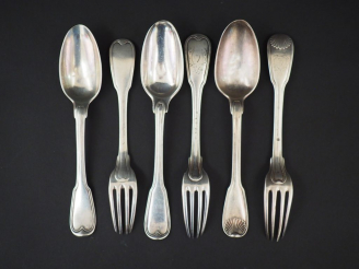 Vente aux enchères Ensemble comprenant :  - un couvert XVIIIème en argent, modèle à doubl