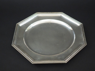 Vente aux enchères Plat octogonal en argent, poinçon Minerve, modèle à filets. Diam. 32,2