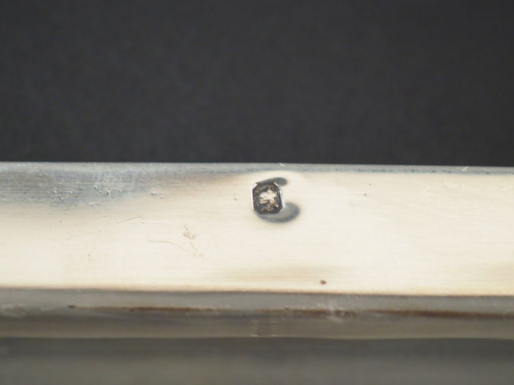 Plat octogonal en argent, poinçon Minerve, modèle à filets. Diam. 32,2