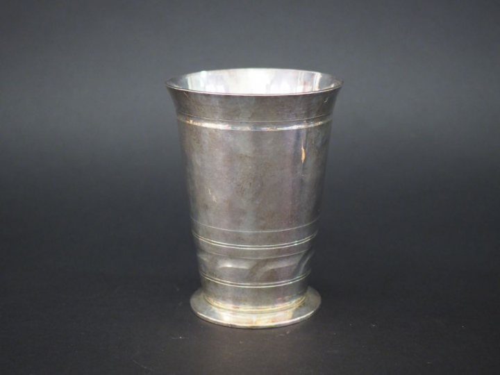 G. LECOMTE Vase sur piédouche en argent martelé, poinçon Minerve, à dé