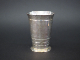 Vente aux enchères G. LECOMTE Vase sur piédouche en argent martelé, poinçon Minerve, à dé