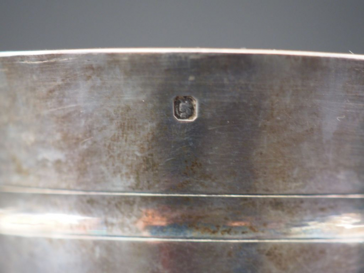 G. LECOMTE Vase sur piédouche en argent martelé, poinçon Minerve, à dé