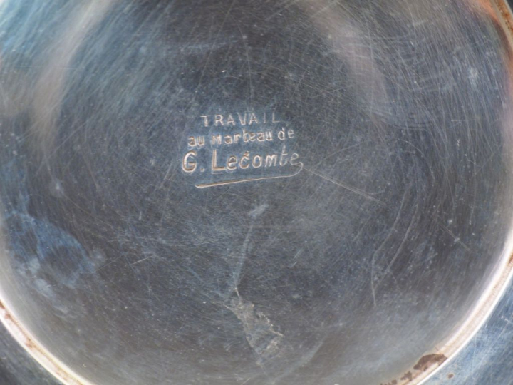 G. LECOMTE Vase sur piédouche en argent martelé, poinçon Minerve, à dé