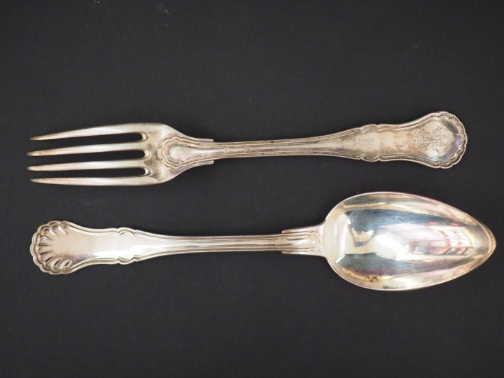 Suite de douze grands couverts en argent, poinçon Minerve, modèle à co