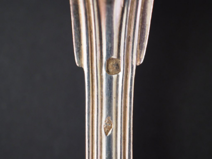 Suite de douze grands couverts en argent, poinçon Minerve, modèle à co