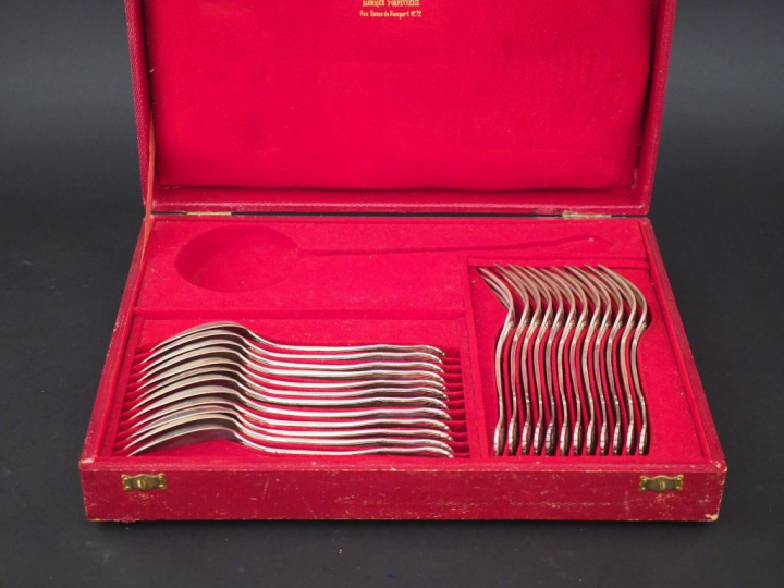 Suite de douze grands couverts en argent, poinçon Minerve, modèle à co