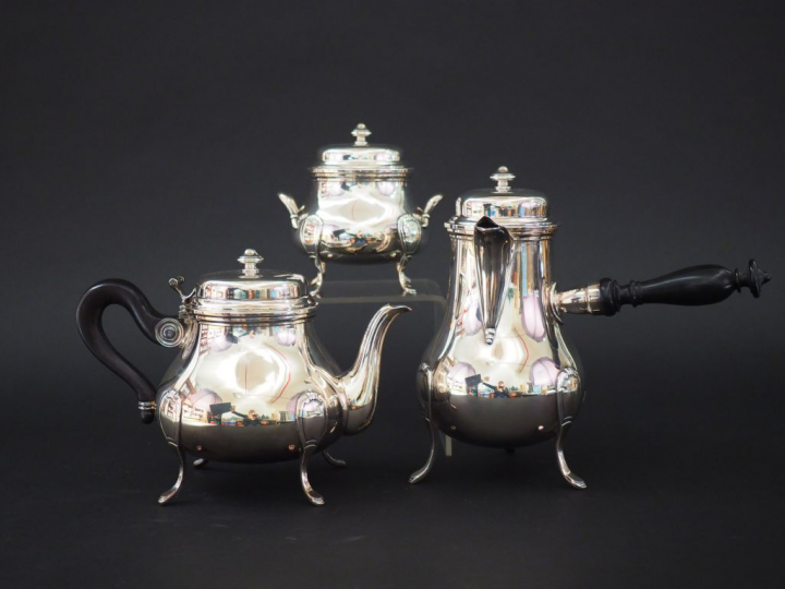 Service trois pièces de style Louis XV en argent, poinçon Minerve. Com