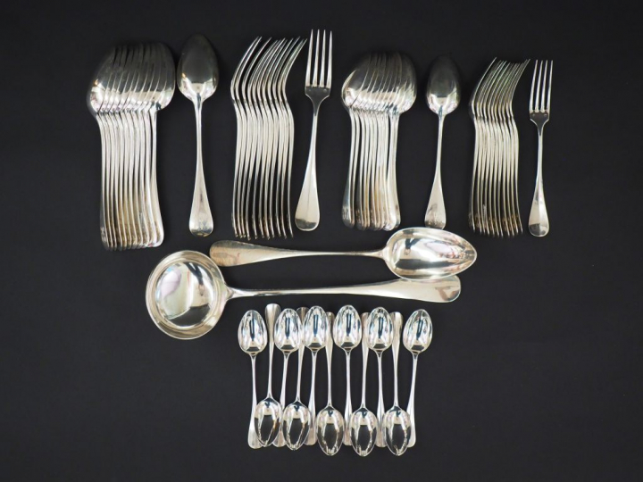 Ménagère en argent, poinçon Minerve, modèle à baguette, monogrammée. C