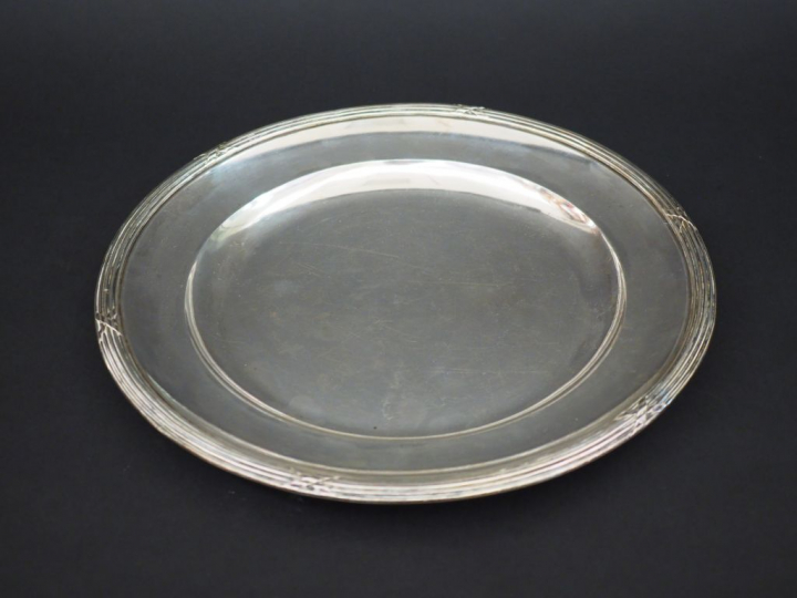 Grand plat rond de style Louis XVI en argent, poinçon Minerve, à décor