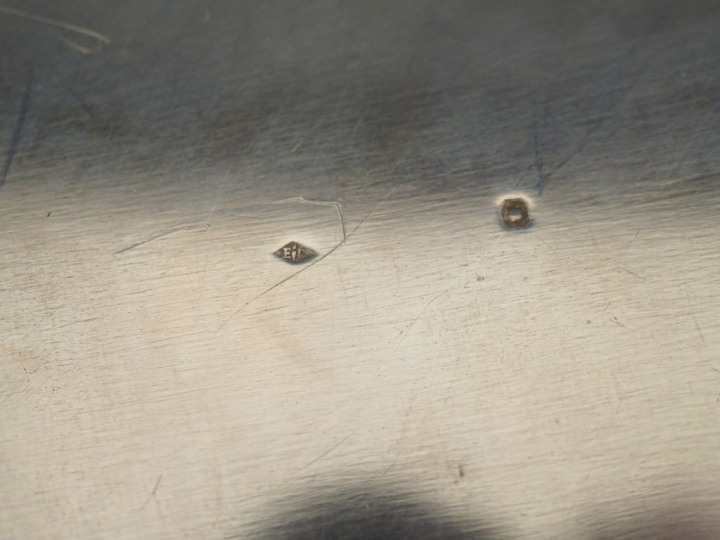 Grand plat rond de style Louis XVI en argent, poinçon Minerve, à décor