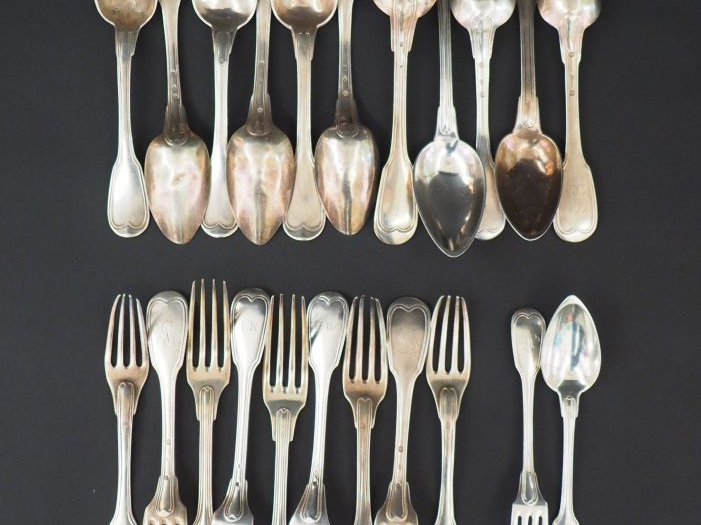 Suite de couverts en argent, modèle à filets. Modèles et poinçons dépa