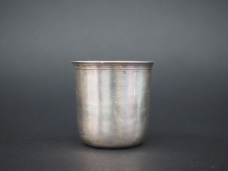 Vente aux enchères Timbale à bord évasé en argent, poinçon au coq, à décor de filets. H. 