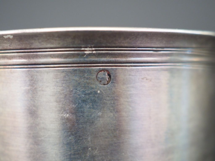 Timbale à bord évasé en argent, poinçon au coq, à décor de filets. H. 