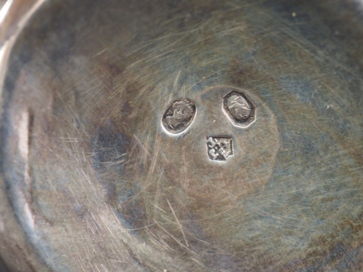 Timbale à bord évasé en argent, poinçon au coq, à décor de filets. H. 