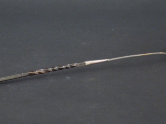 Vente aux enchères Louche à punch en argent, poinçon Vieillard. Manche en corne. Long. 39