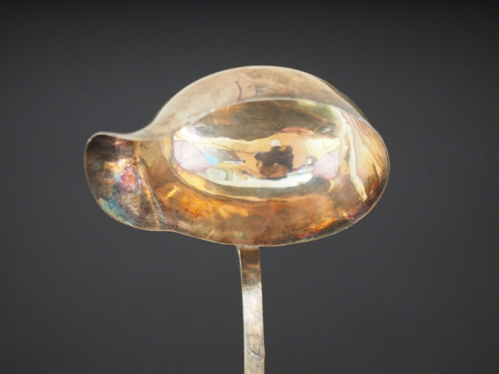 Louche à punch en argent, poinçon Vieillard. Manche en corne. Long. 39