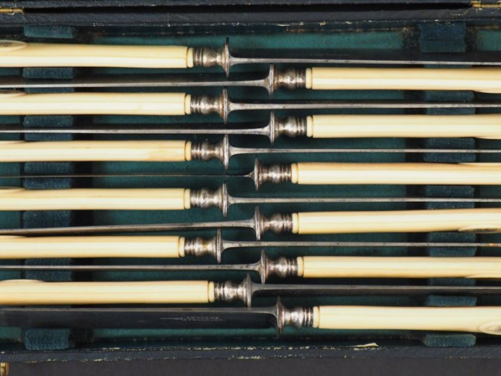 Suite de douze petits couteaux à fromage, manche ivoire.  Monogrammés.