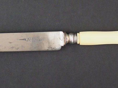 Suite de douze petits couteaux à fromage, manche ivoire.  Monogrammés.