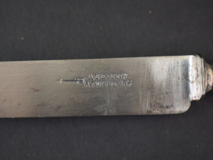 Suite de douze petits couteaux à fromage, manche ivoire.  Monogrammés.