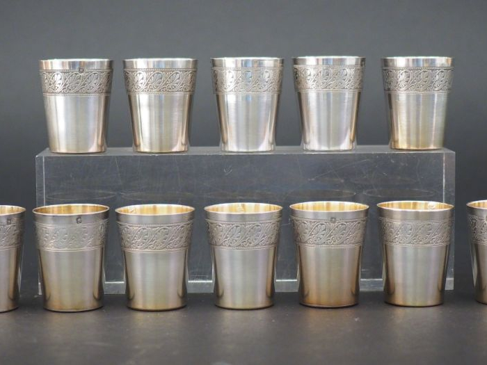 Suite de douze verres à liqueur en argent, poinçon Minerve, à décor d'