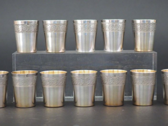 Vente aux enchères Suite de douze verres à liqueur en argent, poinçon Minerve, à décor d'