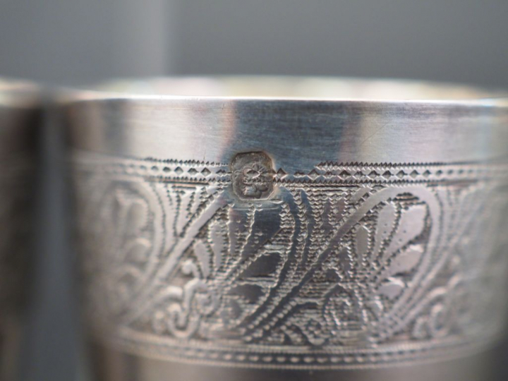 Suite de douze verres à liqueur en argent, poinçon Minerve, à décor d'