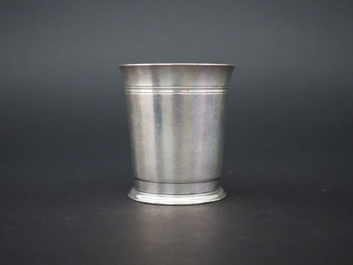 Timbale sur piédouche en argent, poinçon Minerve.  M.O : Bancelin à Pa