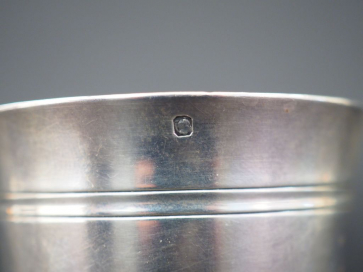 Timbale sur piédouche en argent, poinçon Minerve.  M.O : Bancelin à Pa