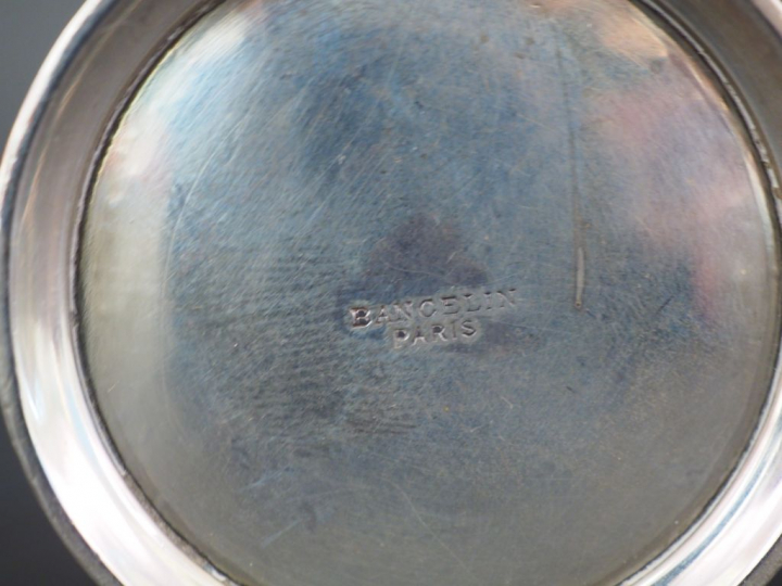 Timbale sur piédouche en argent, poinçon Minerve.  M.O : Bancelin à Pa