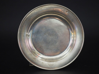 Vente aux enchères Petite assiette creuse en argent, poinçon Minerve.  Diam. 16,3 cm Poid