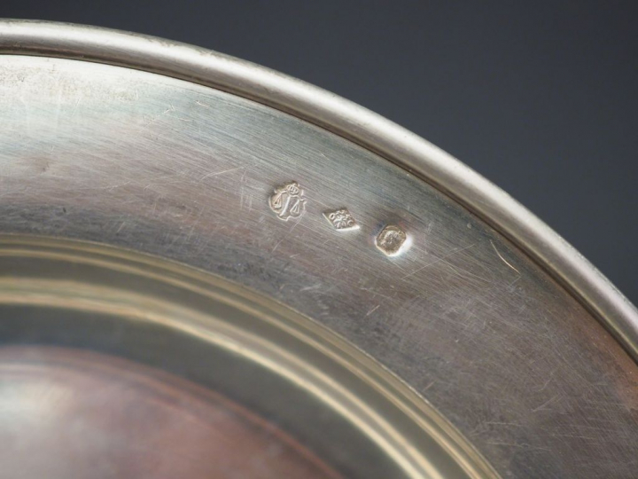 Petite assiette creuse en argent, poinçon Minerve.  Diam. 16,3 cm Poid