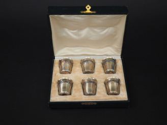 Vente aux enchères Suite de six verres à liqueur en argent, poinçon Minerve, à décor d'un