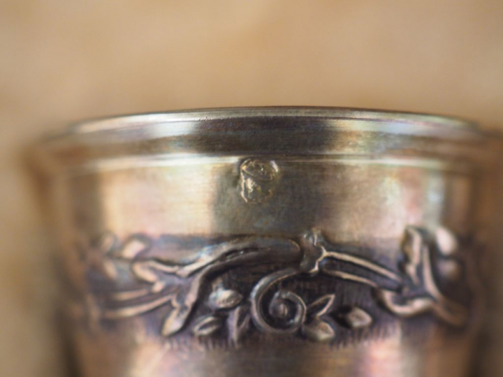 Suite de six verres à liqueur en argent, poinçon Minerve, à décor d'un